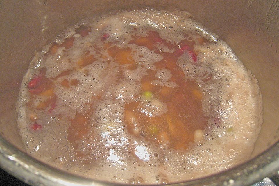 Bauernsuppe aus einem Hülsenfrüchtemix mit Gemüseallerlei