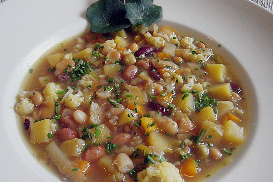 Bauernsuppe aus einem Hülsenfrüchtemix mit Gemüseallerlei