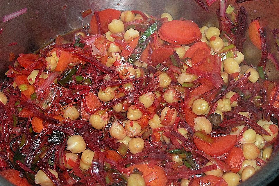 Bauernsuppe aus einem Hülsenfrüchtemix mit Gemüseallerlei