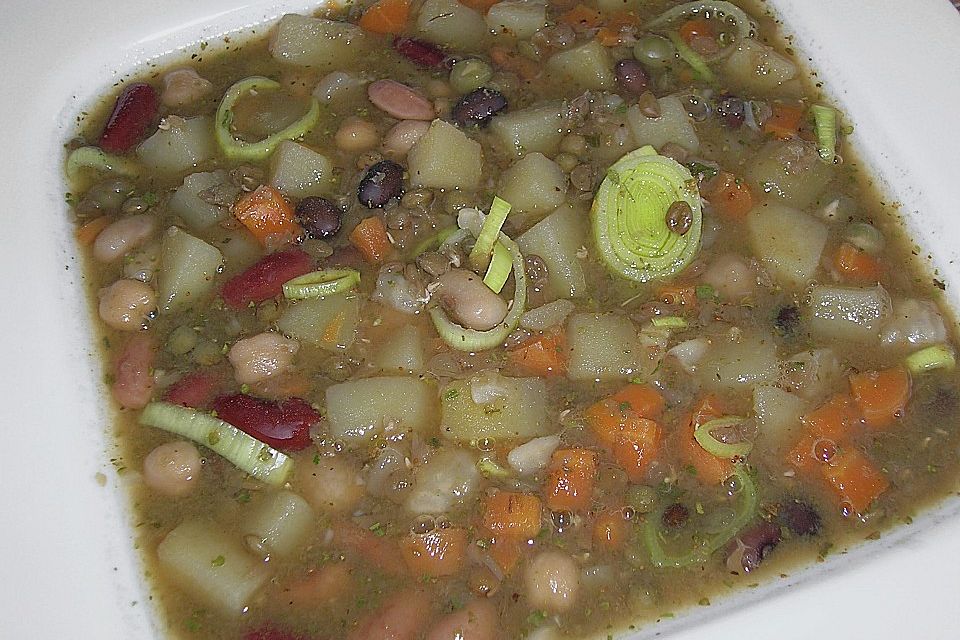 Bauernsuppe aus einem Hülsenfrüchtemix mit Gemüseallerlei