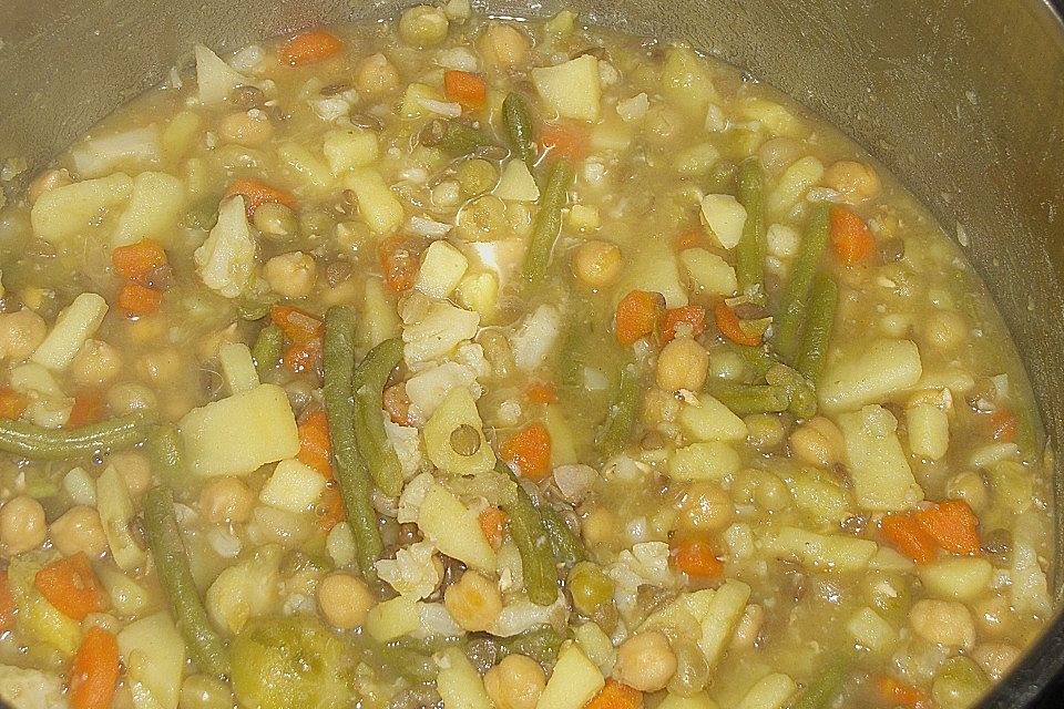 Bauernsuppe aus einem Hülsenfrüchtemix mit Gemüseallerlei