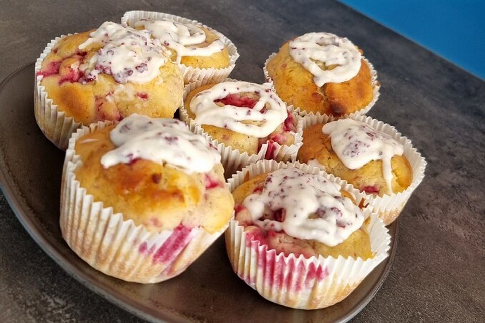 Muffins mit Himbeeren und weißer Schokolade