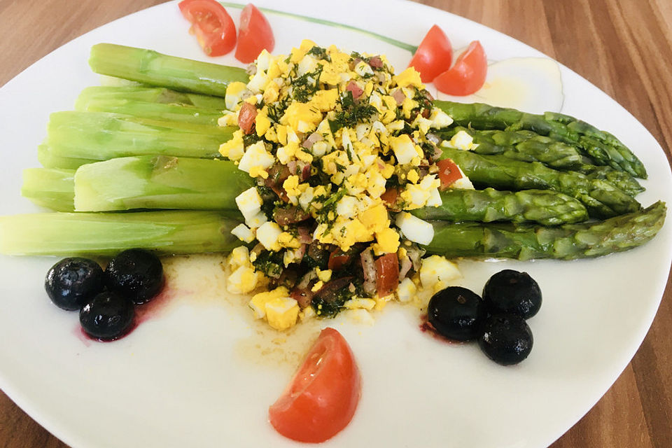 Spargel mit Tomaten - Vinaigrette und Ei