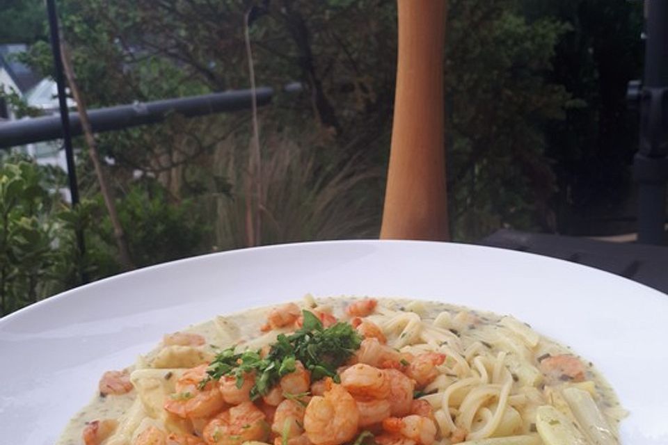 Zweierlei Tagliatelle mit Spargelspitzen und Garnelen