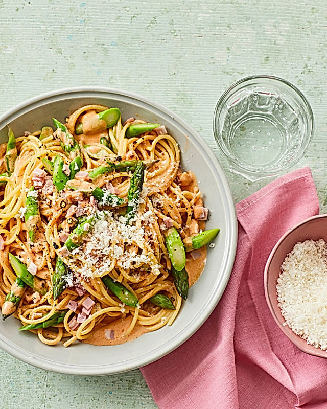 Spaghetti mit grünem Spargel und Kochschinken