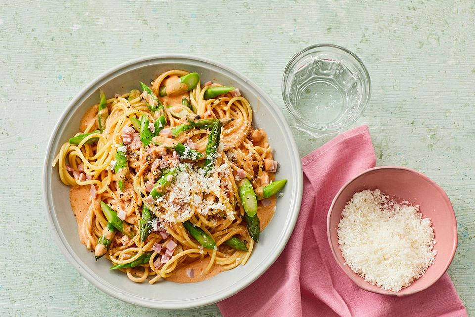 Spaghetti mit grünem Spargel und Kochschinken