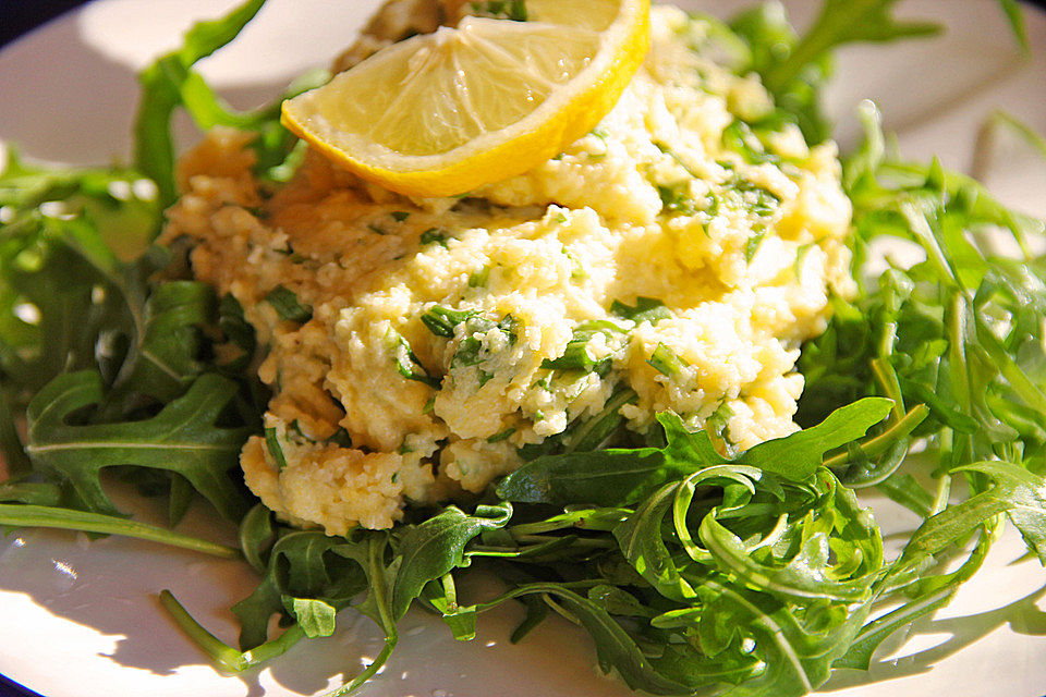 Cremige Polenta mit Zitrone und Rucola