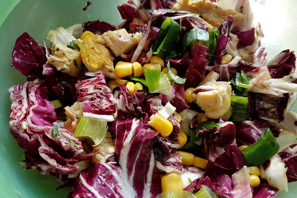 Geflügelsalat mit Radicchio und Mais