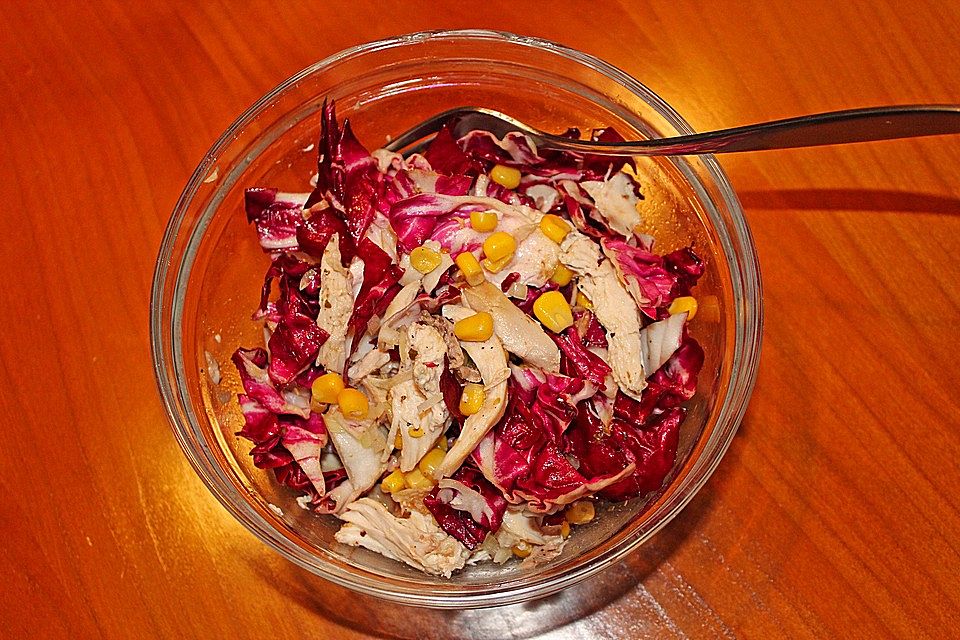 Geflügelsalat mit Radicchio und Mais