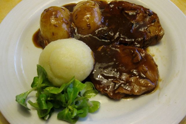 Geschmorter Schweinebraten mit Klößen von darklion | Chefkoch