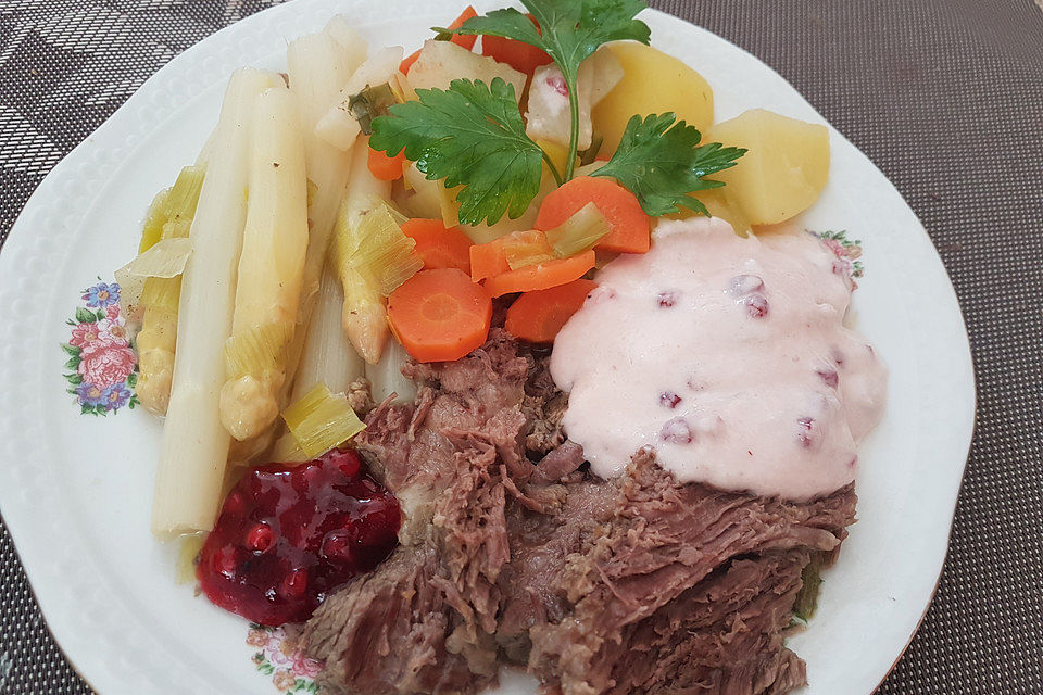 Rindfleisch mit Spargel, Salzkartoffeln und Meerrettich