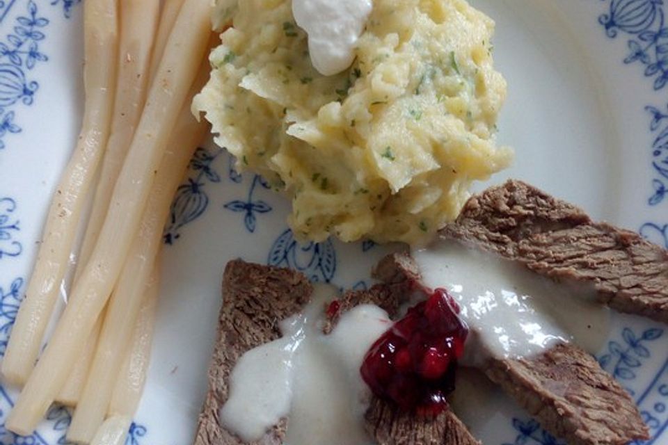 Rindfleisch mit Spargel, Salzkartoffeln und Meerrettich