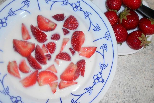 Erdbeeren in Milch von emily_strange