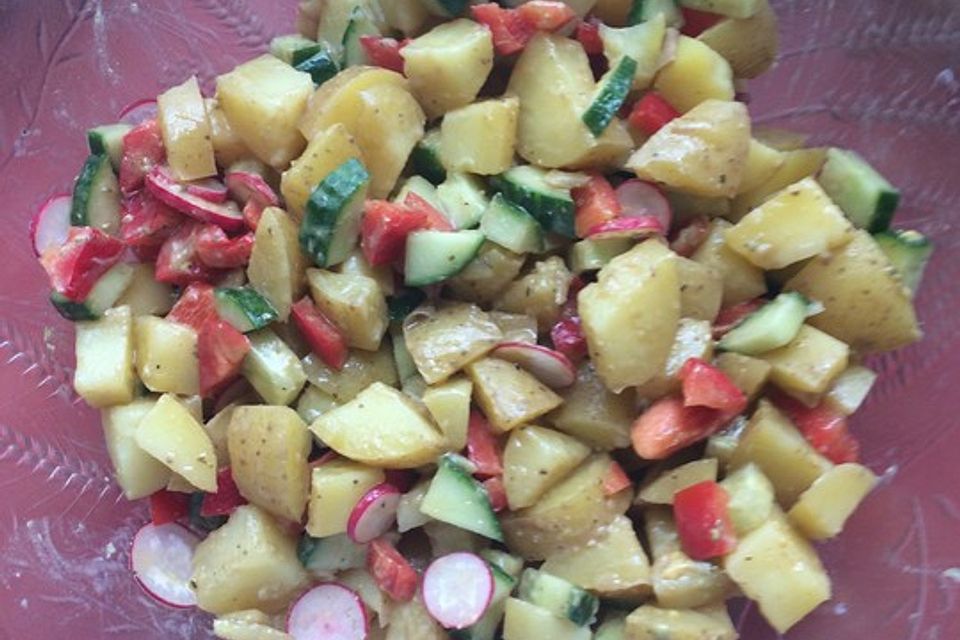 Kartoffelsalat mit Essig und Öl