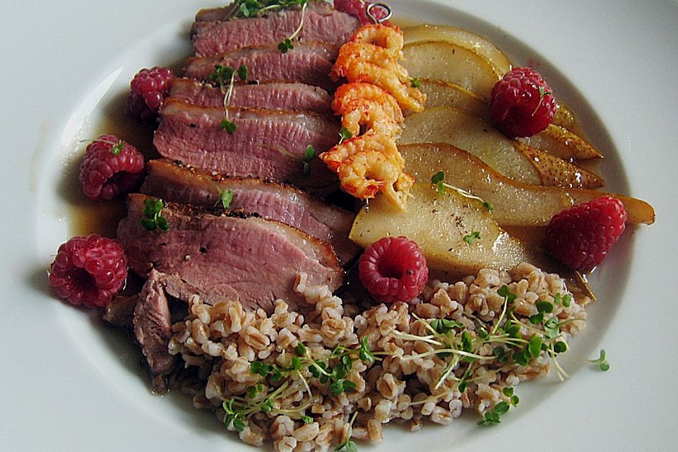 Entenbrust in Birnen - Senf - Sauce mit Flusskrebsen und Dinkel