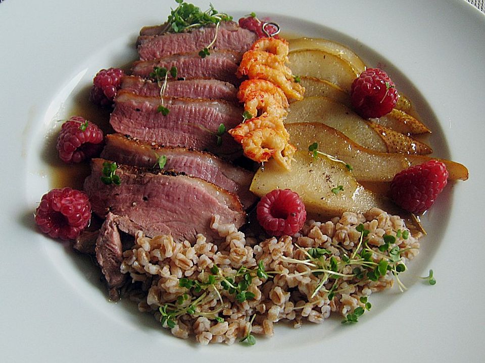 Entenbrust in Birnen - Senf - Sauce mit Flusskrebsen und Dinkel von ...