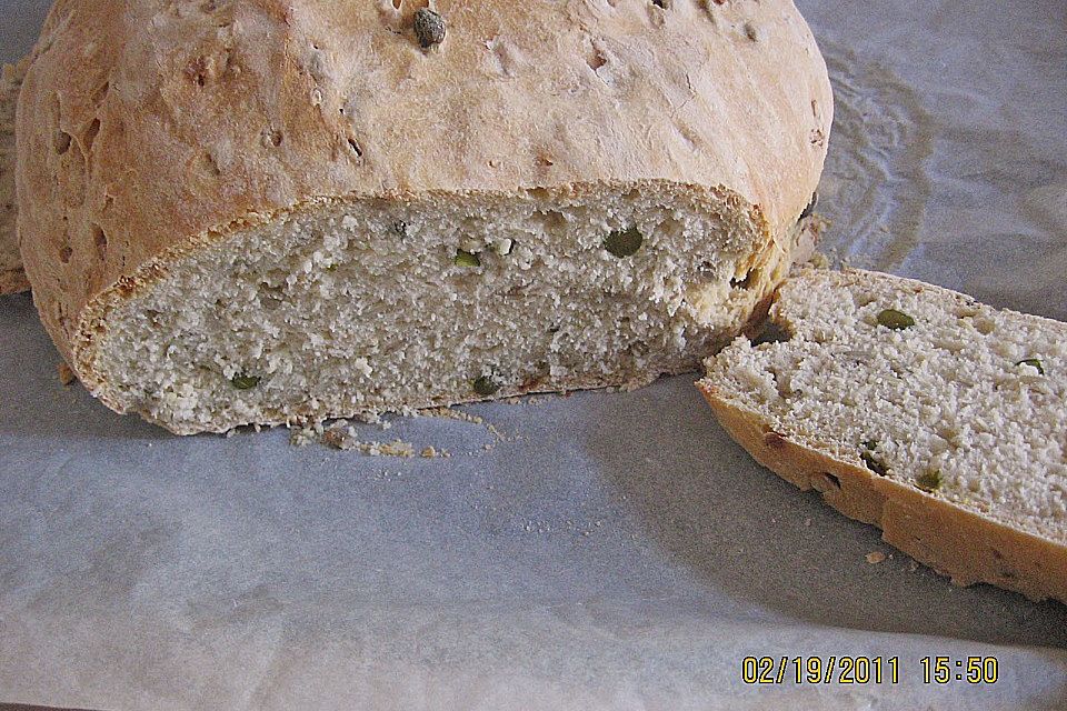 Dinkelbrot mit Sonnenblumenkernen und Pistazien