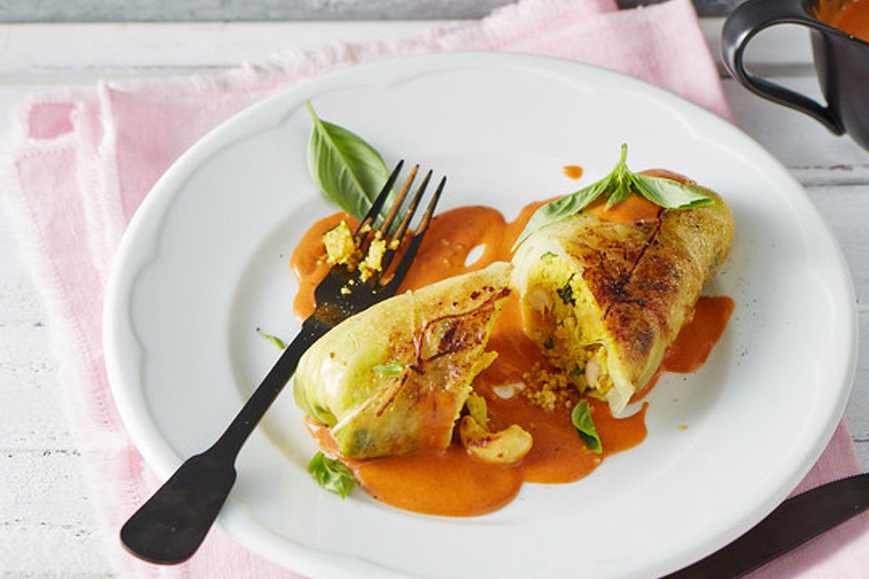 Kohlrouladen mit Couscous-Cashew-Füllung mit Curry