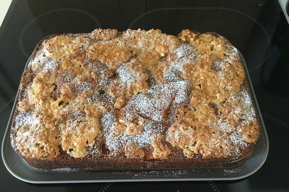 Wandelbarer Blechkuchen mit Butter - Mandelkruste