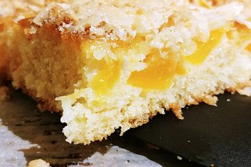Wandelbarer Blechkuchen mit Butter - Mandelkruste