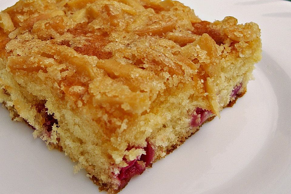 Wandelbarer Blechkuchen mit Butter - Mandelkruste