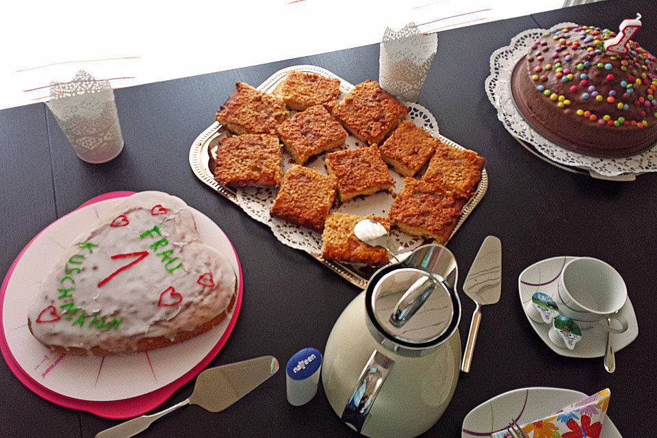 Wandelbarer Blechkuchen mit Butter - Mandelkruste