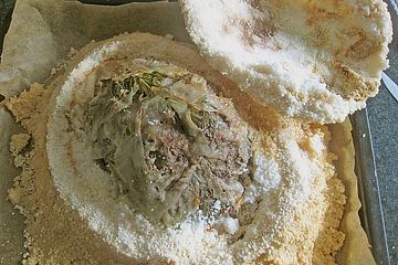 Rehkeule aus der Salzkruste in einer Saucenreduktion mit Buschbohnen
