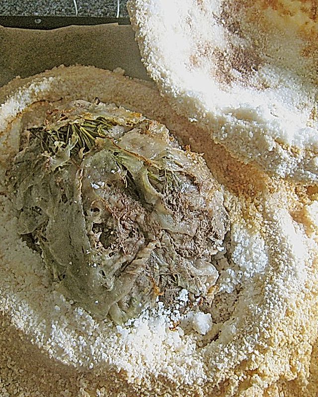 Rehkeule aus der Salzkruste in einer Saucenreduktion mit Buschbohnen