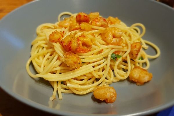 Spaghetti mit Shrimps, Schalotten, Knoblauch und Kräutern von ...
