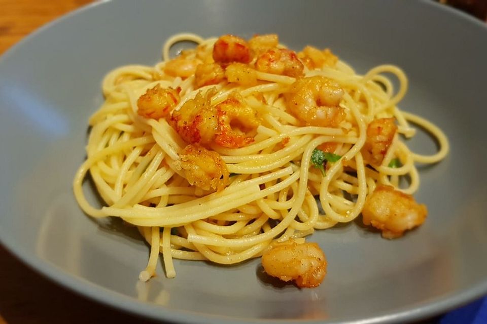 Spaghetti mit Shrimps, Schalotten, Knoblauch und Kräutern