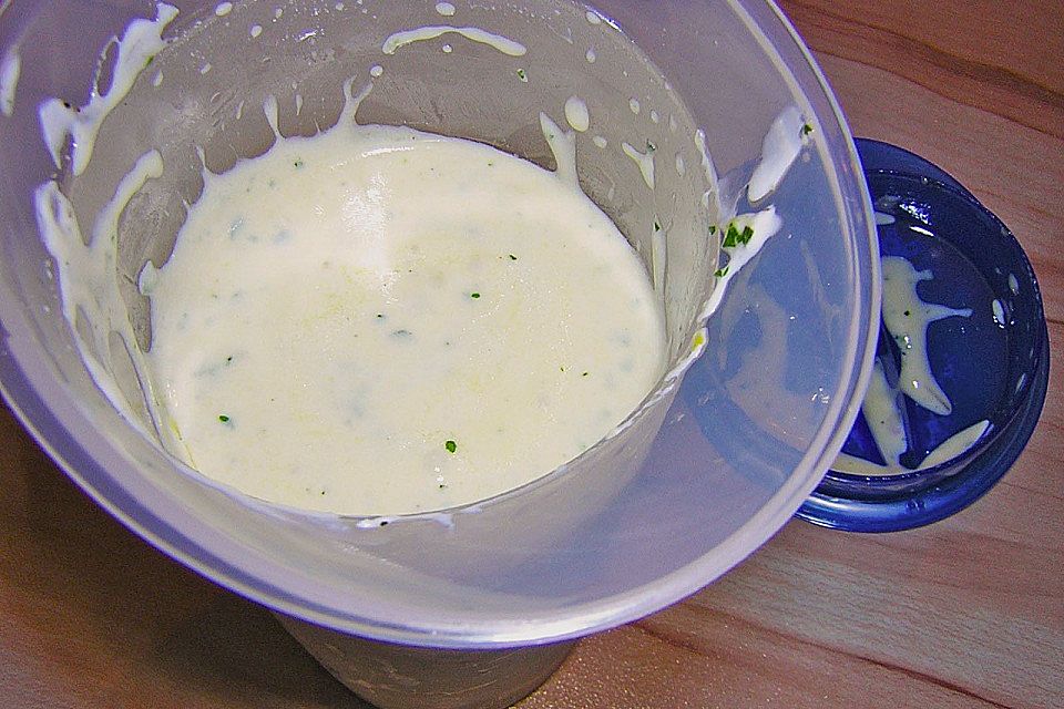 Salatdressing mit Schmand und Kräutern Salatdressing mit Schmand und Kräutern