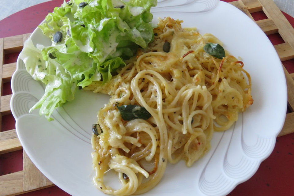 Spaghetti, mit Mozzarella überbacken