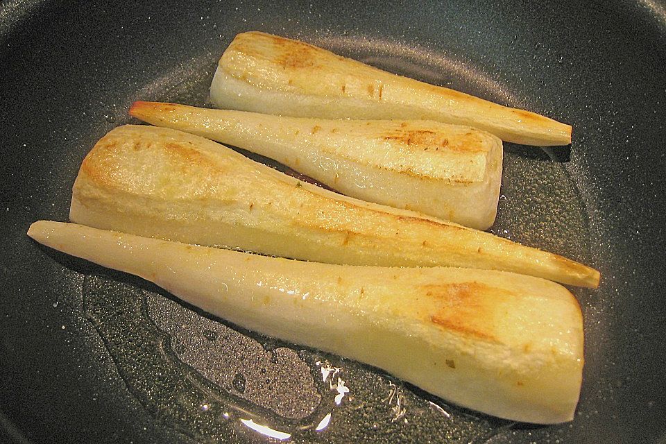 Merlanfilets auf Tomatenkompott mit Petersilienwurzel und grünen Linsen