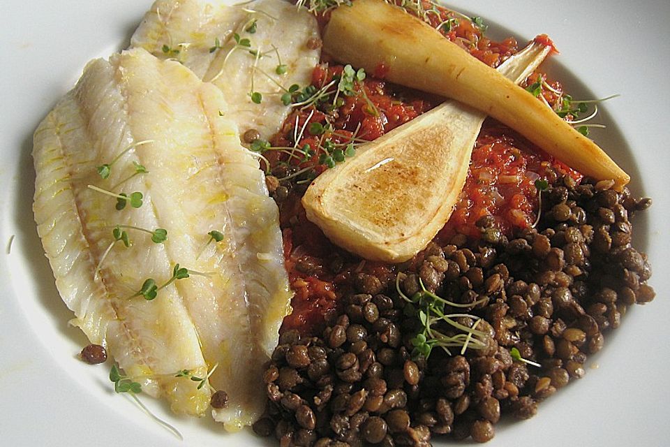 Merlanfilets auf Tomatenkompott mit Petersilienwurzel und grünen Linsen