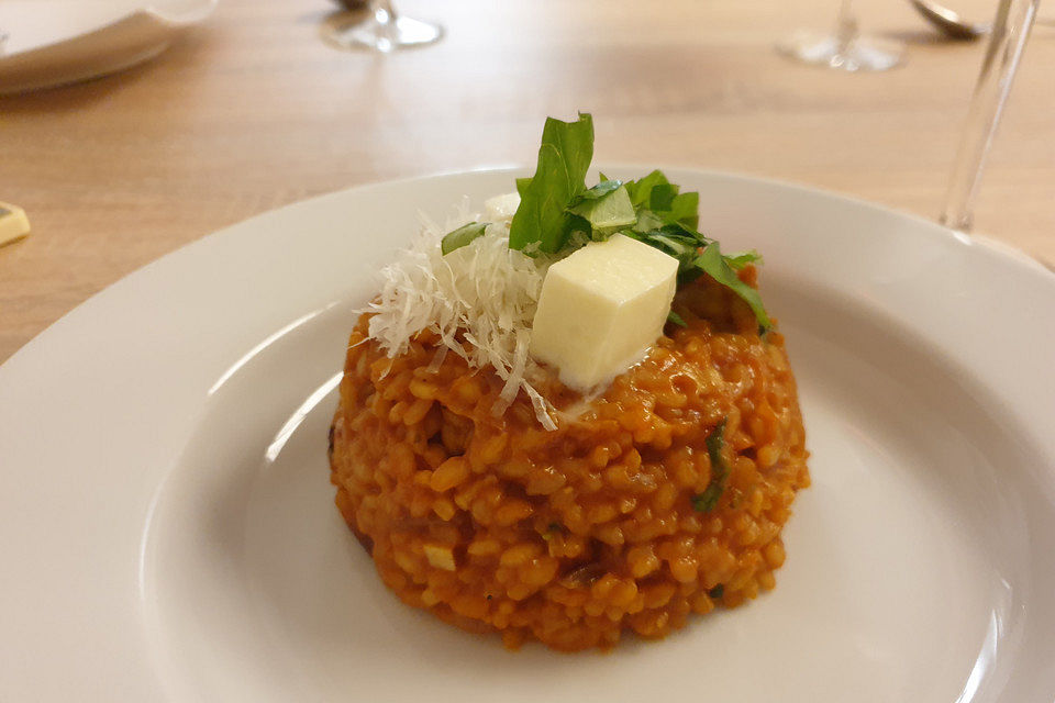 Tomaten-Basilikum-Risotto mit Mozzarella