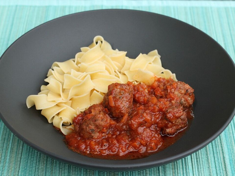 Hackklößchen in Rotwein - Tomatensauce von Koelkast| Chefkoch