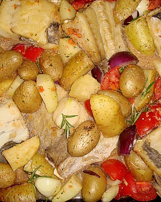 Fisch mit Kartoffeln, Knoblauch, Petersilie und Olivenöl
