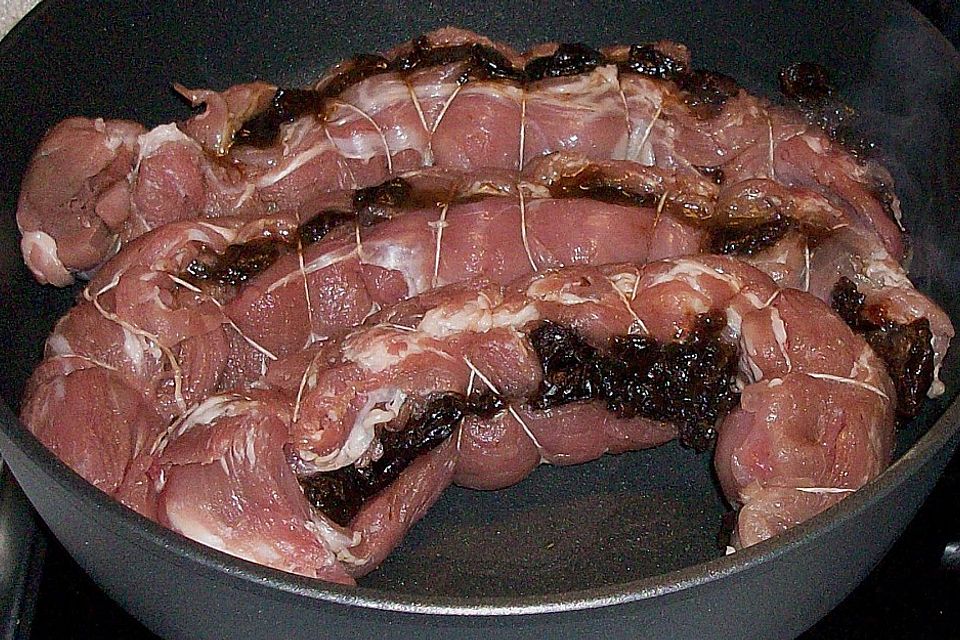 Gebratenes Schweinefilet, gefüllt mit Backpflaumen