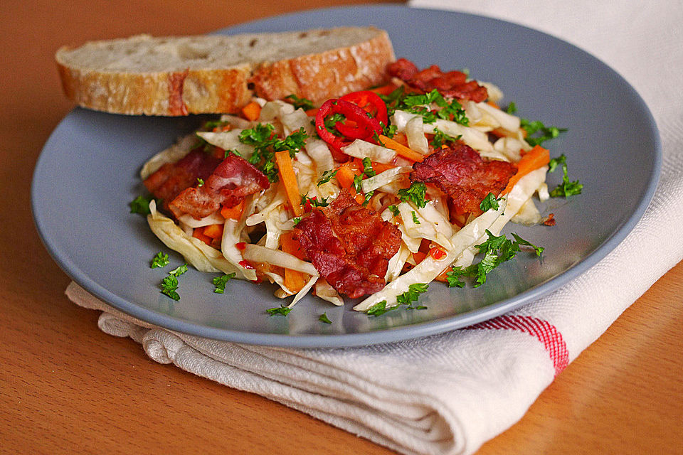 Spitzkohlsalat mit Bacon Chips