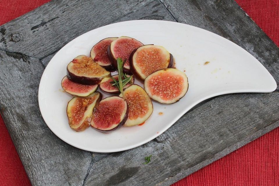 Gebratene Feigen mit Rosmarin und Rotwein Gebratene Feigen mit Rosmarin und Rotwein