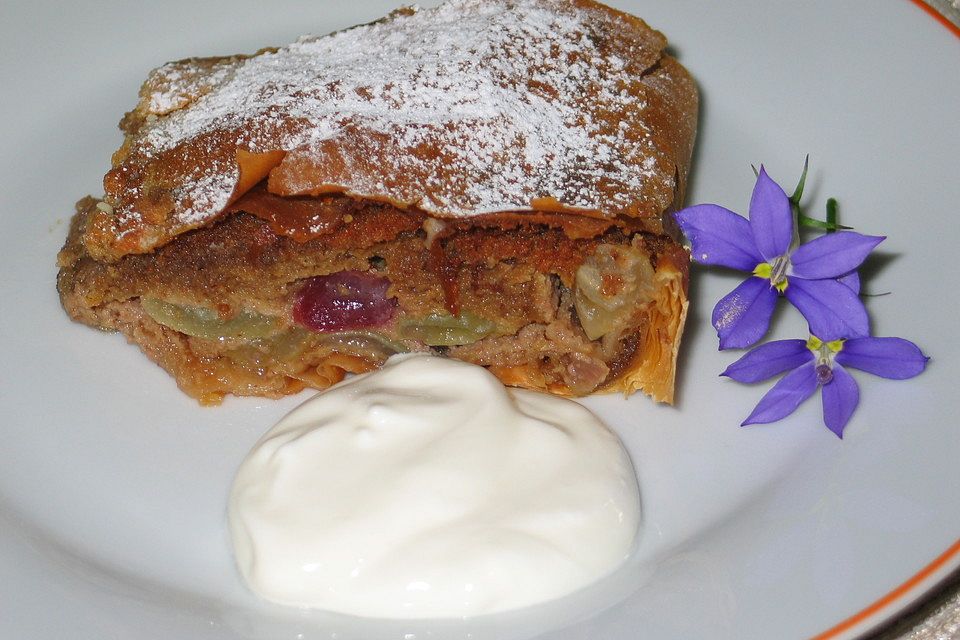 Trauben - Nuss - Strudel mit Joghurtcreme