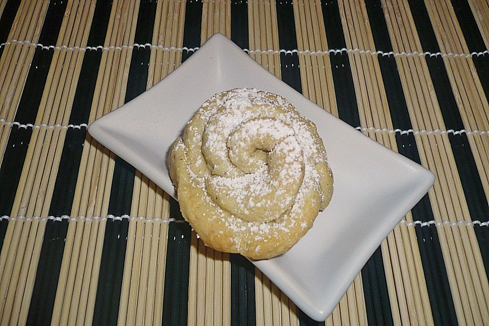 Gül Tatlisi / Süßspeise in Rosenform Gül Tatlisi / Süßspeise in Rosenform