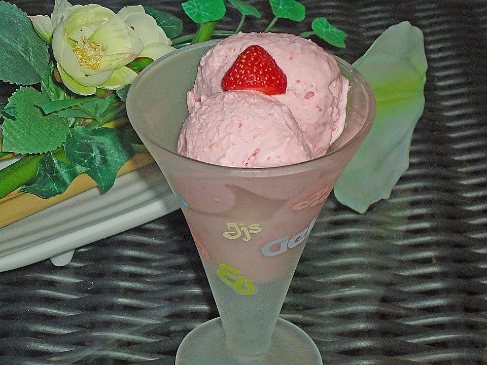 Erdbeer - Marzipan - Eis von pinktroublebee | Chefkoch