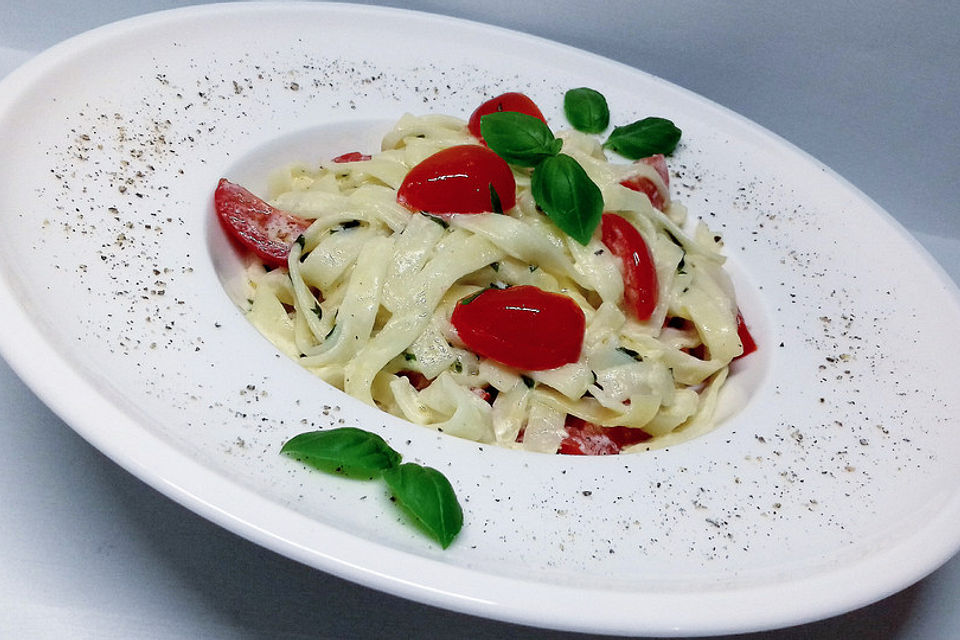 Nudeln mit marinierten Cherrytomaten und Frischkäse