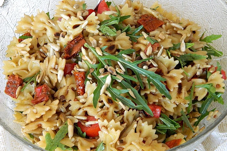 Nudelsalat mit getrockneten Tomaten und Rucola