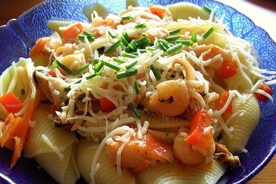 Muschelnudeln mit Garnelen und Paprika