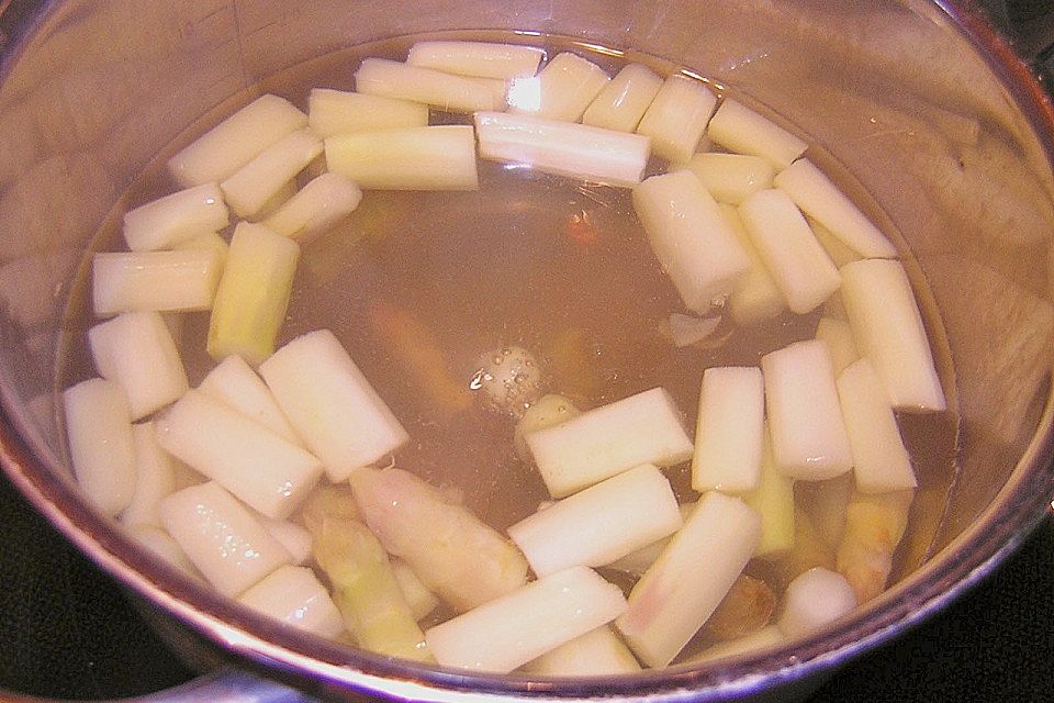 Spargelsuppe mit Weißwein