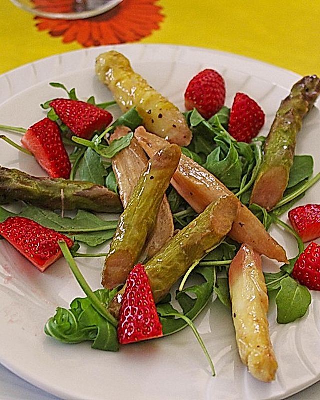 Spargel - Rucola - Salat mit Erdbeerdressing