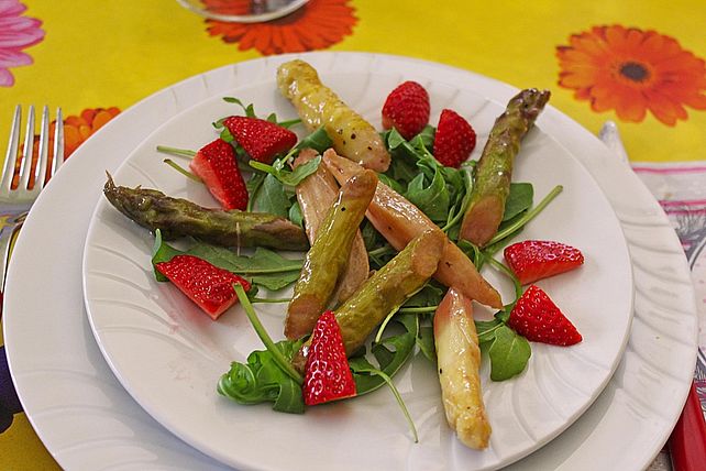 Spargel - Rucola - Salat mit Erdbeerdressing von Butterblümle| Chefkoch