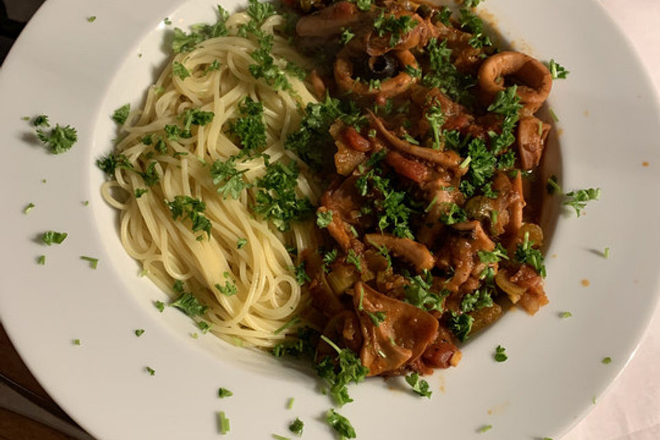 Tintenfisch in scharfer Tomatensauce